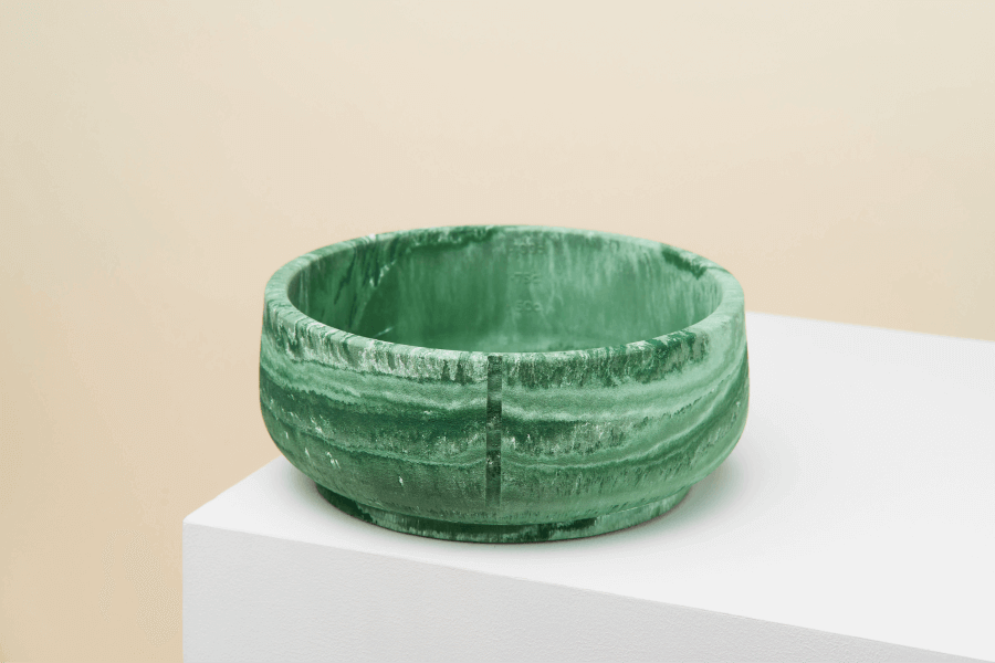 Een handgemaakte Pino Classic Feeder Duck Green Marble bowl van duurzaam polysand, geschikt voor binnen en buiten. Met maatstrepen voor voedselhoeveelheid en antislip afwerking voor stevigheid tijdens het eten.