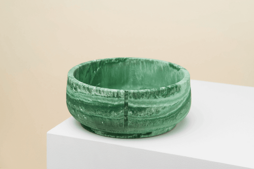 Een handgemaakte Pino Classic Feeder Duck Green Marble bowl van duurzaam polysand, geschikt voor binnen en buiten. Met maatstrepen voor voedselhoeveelheid en antislip afwerking voor stevigheid tijdens het eten.