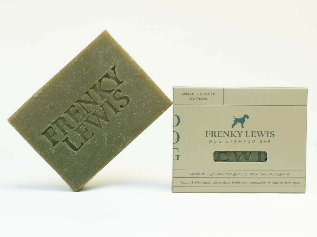 Natuurlijke dog shampoo bar - zwart eik, cedar & dennen, naast een doos met een groene vierkante gravure.