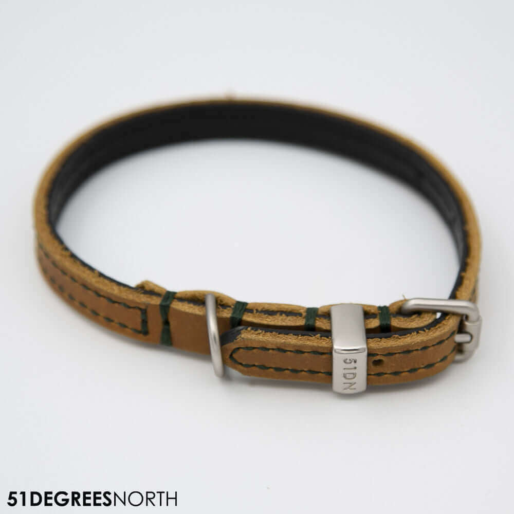 Een comfortabele hondenhalsband met gesp-sluiting en contrasterende stiksels uit de Milano Contrast collectie.