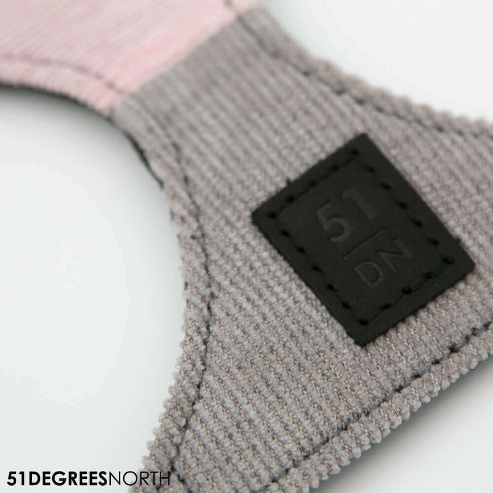 Een zwart vierkant met stiksels en een stoffen band, passend bij 51 DN - Milano Puppytuigje.