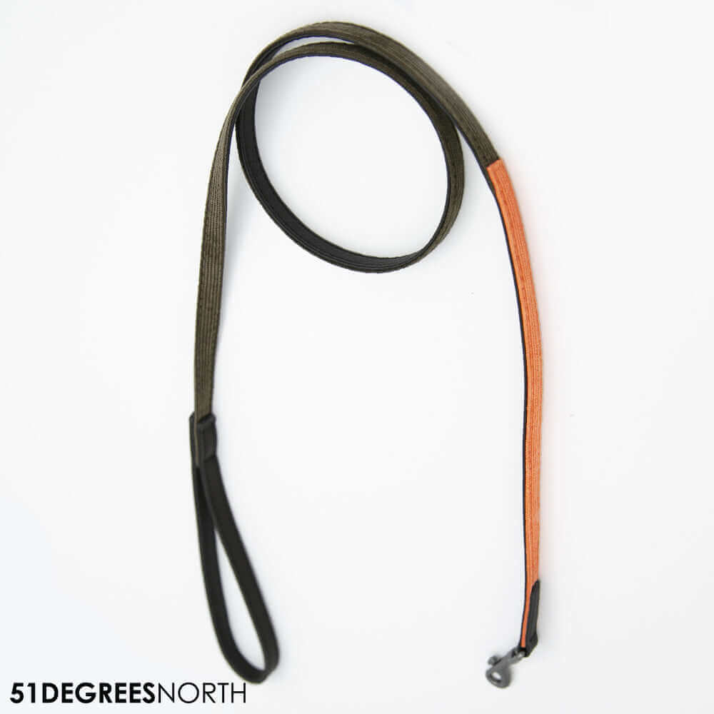 51 DN Milano Puppy Hondenriem, een stijlvolle en comfortabele hondenleiband met trendy corduroystof en sterke musketonhaak voor ontspannende wandelingen.