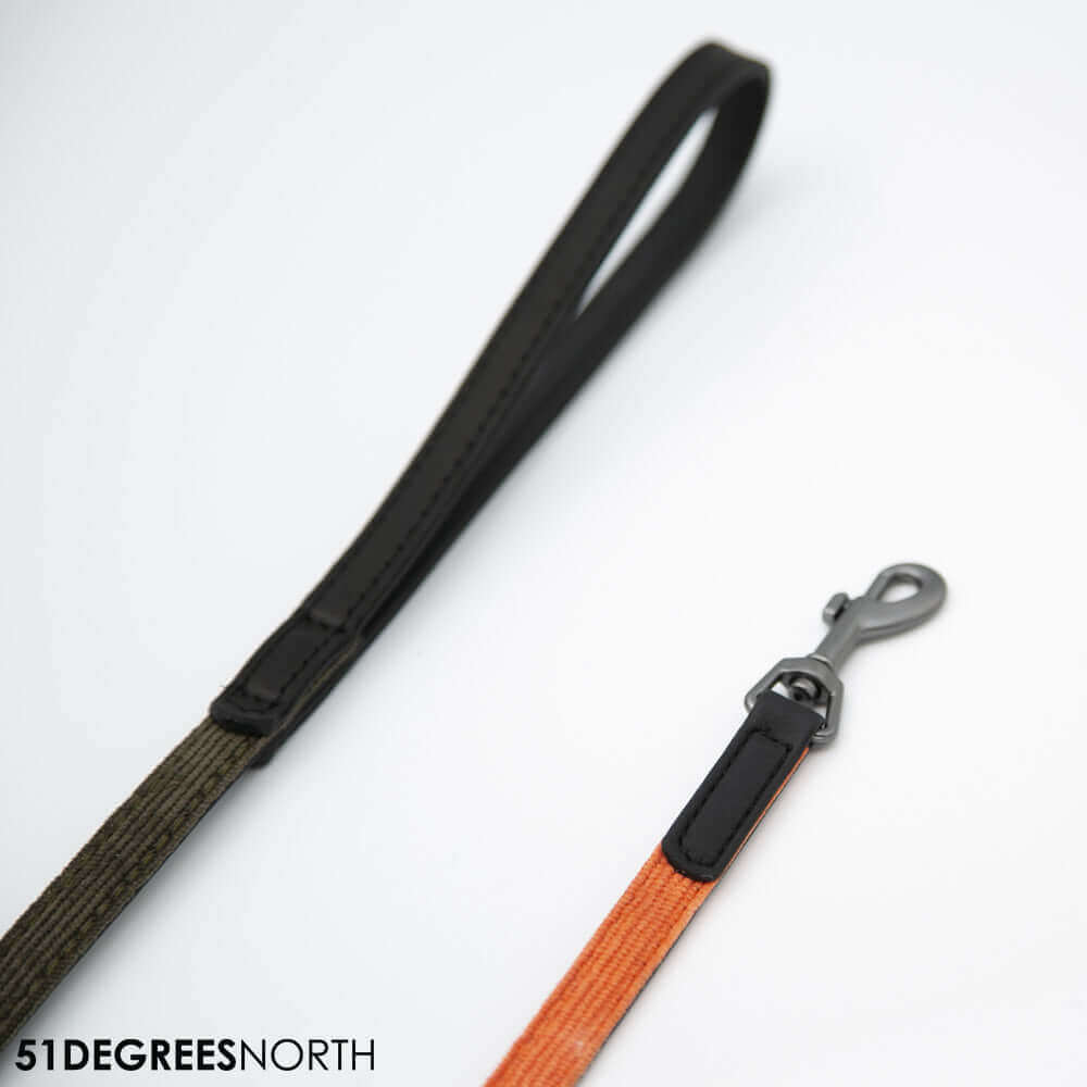 Close-up van 51 DN Milano Puppy Hondenriem musketonhaak en corduroystof, trendy wandelaccessoire voor hond en baasje.