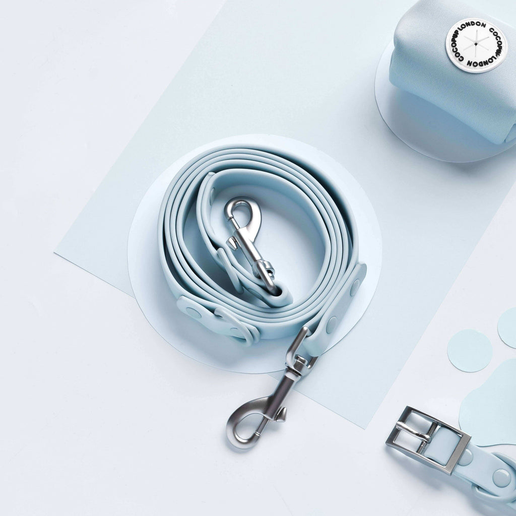 Een blauwe hondenriem met draaibare clip en extra D-ring, onderdeel van de NAKD Bubblegum-collectie.