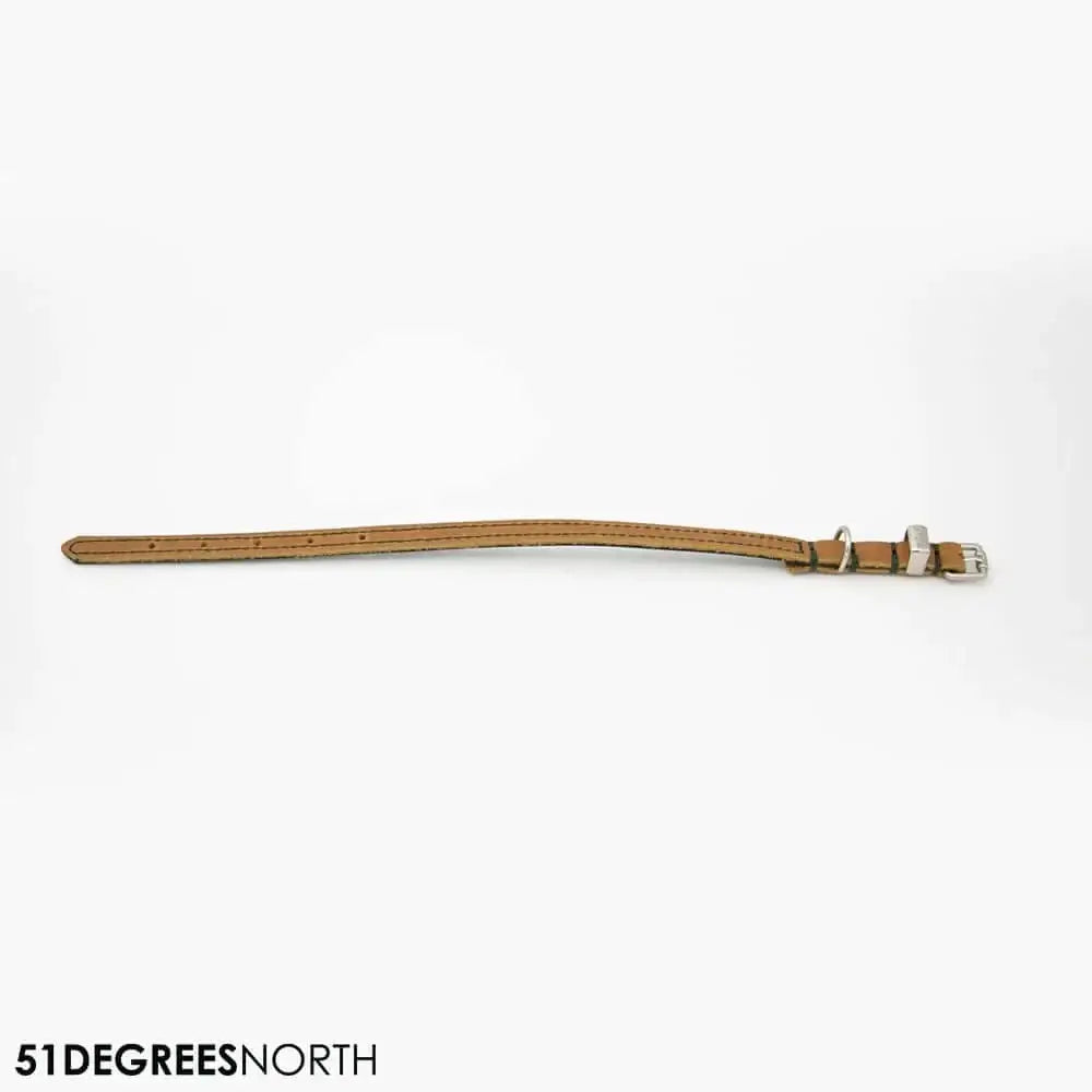 Een bruine lederen hondenleiband met contrasterende stiksels en sterke musketonhaak uit de Milano Contrast collectie.